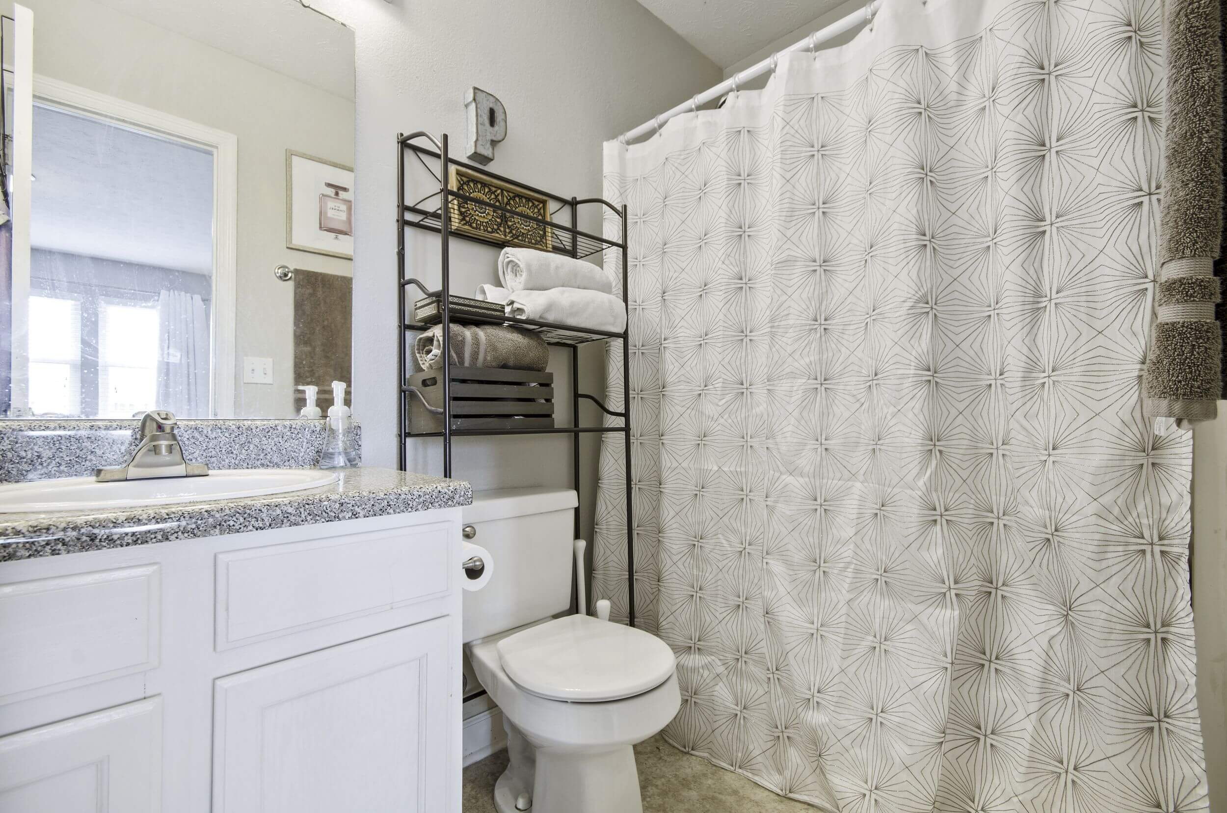 logan-square-apartments-near-auburn-bathroom