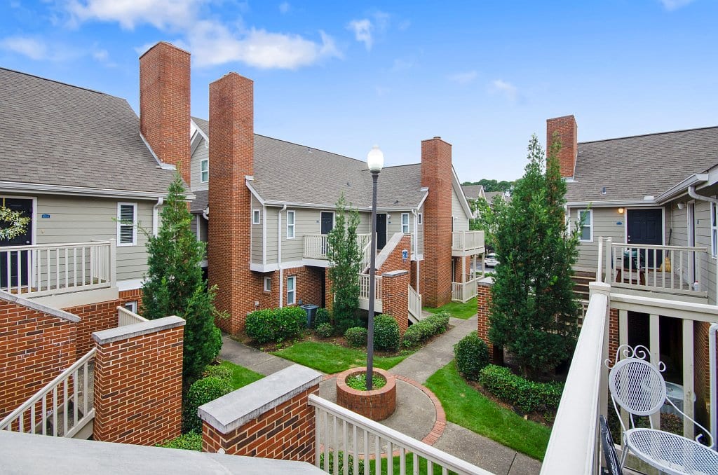 logan-square-apartments-near-auburn-exterior